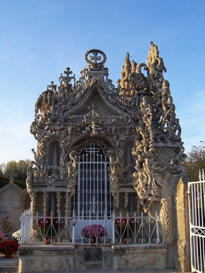Усыпальница на территории кладбища созданная Фердинандом