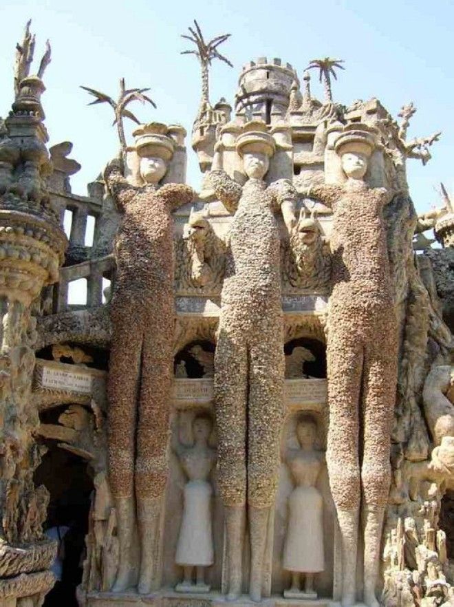 Огромные каменные фигуры Идеального дворца