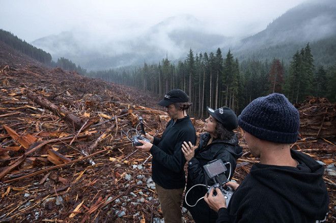 Группа фотографов управляют дроном на месте вырубки леса в Порт Ренфрю остров Ванкувер Канада 2018 год