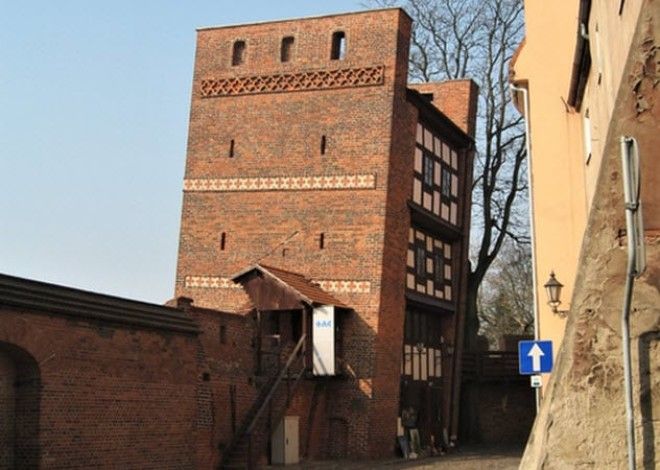 Падающая башня в Торуни Польша