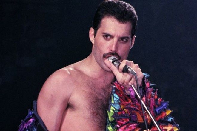 https://i2-prod.mirror.co.uk/incoming/article11547935.ece/ALTERNATES/s615/Queen-Perform-At-Madison-Square-Garden-July-27-1983.jpg