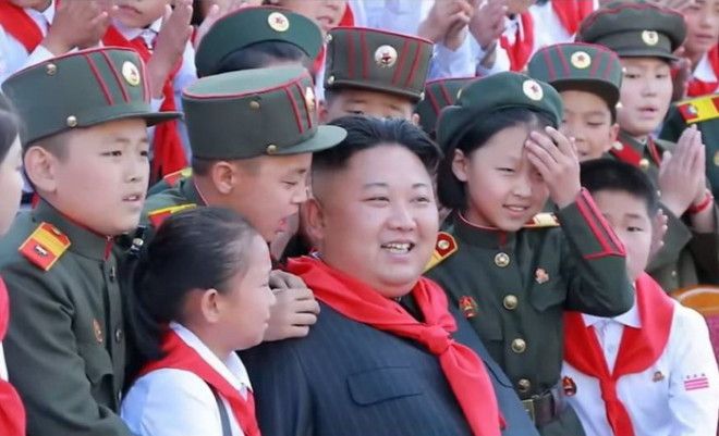 Ким Чен Ын в окружении молодежи