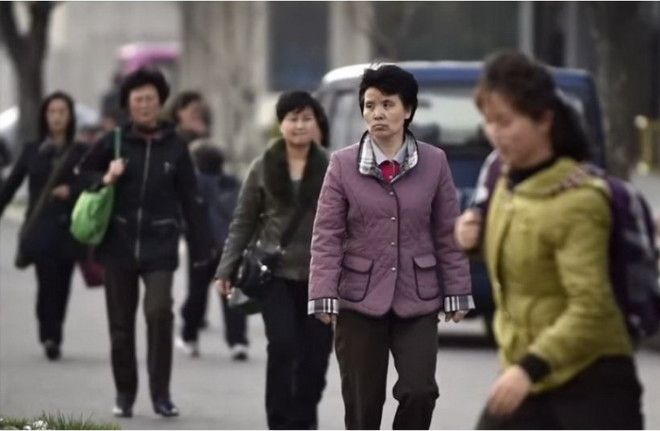 Люди на улицах в Северной Корее выглядят словно серая масса