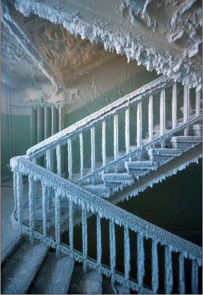 Каждую зиму наш подъезд превращается в ледовый дворец