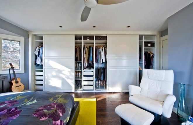 Если не получается организовать гардеробную то лучше выбрать незаметные шкафыкупе