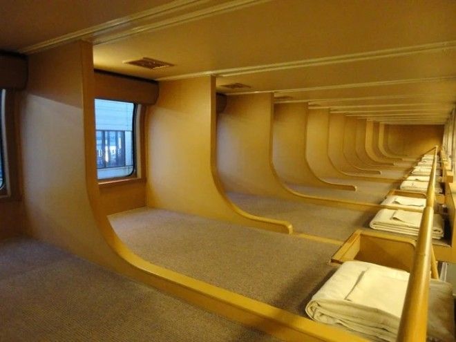 Необычные двухъярусные лежаки в спальных вагонах Японии