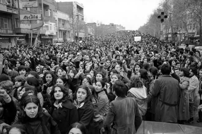 S10 сильных кадров как иранские женщины протестовали против ношения хиджаба