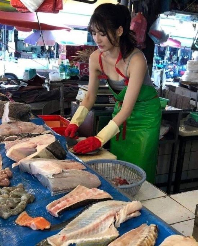 Лю Пэнпэн Liu Pengpeng самая красивая продавщица рыбы самая красивая продавщица рыбы из Китая модель продавщица рыбы модель продает рыбу