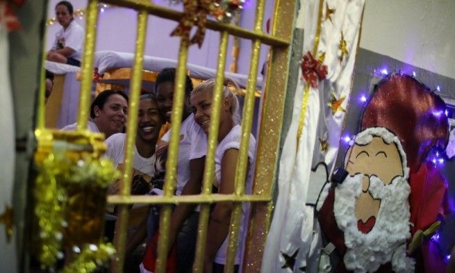 7 веселых фото о том как празднуют Новый год в женской тюрьме в Бразилии