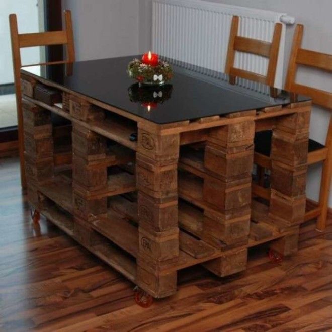 Из нескольких деревянных поддонов можно смастерить обеденный стол который прекрасно впишется в интерьер