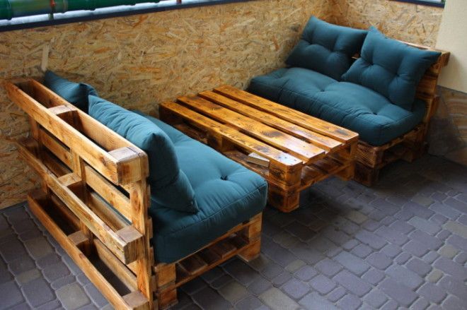 Садовая мебель из простых деревянных поддонов это современная классика
