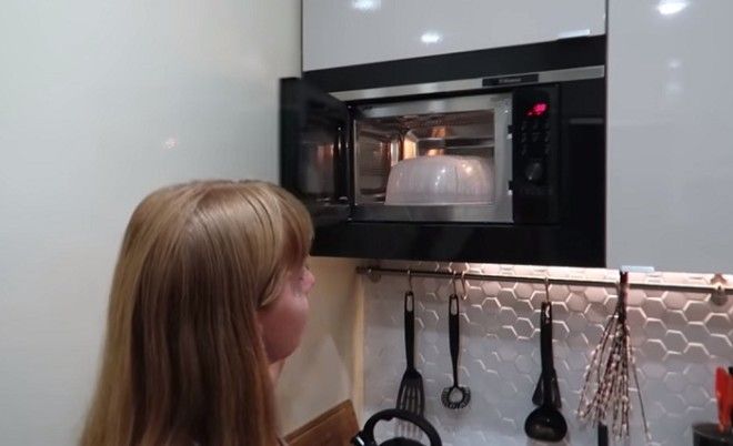 Кухонный гарнитур вместил не только кухонную утварь но и микроволновую печь Фото youtubecom