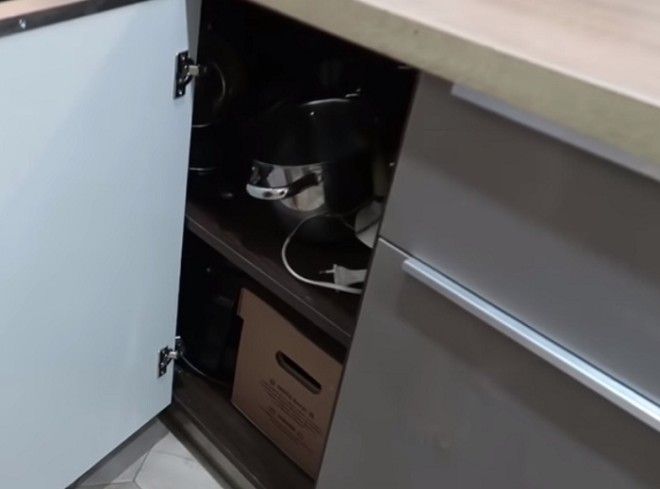 В шкафах и столах поместилась вся кухонная утварь Фото youtubecom