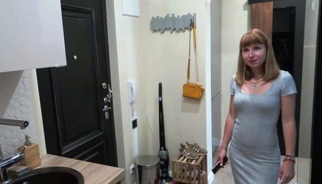 Ольга хозяйка и идейный вдохновитель превращения коридора в кухню Фото samodelkinoinfo