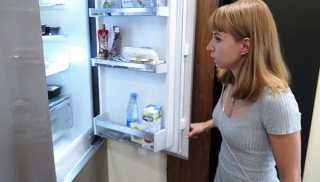 В прихожей поместили холодильник Фото cpykamiru