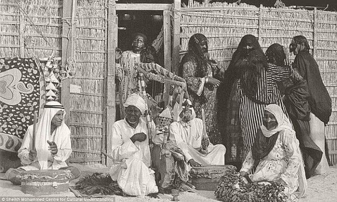 Бедуины играют музыку около дома, 1960-е. Иногда они приходили в Дубай и занимали там простые хижины из пальмовых деревьев