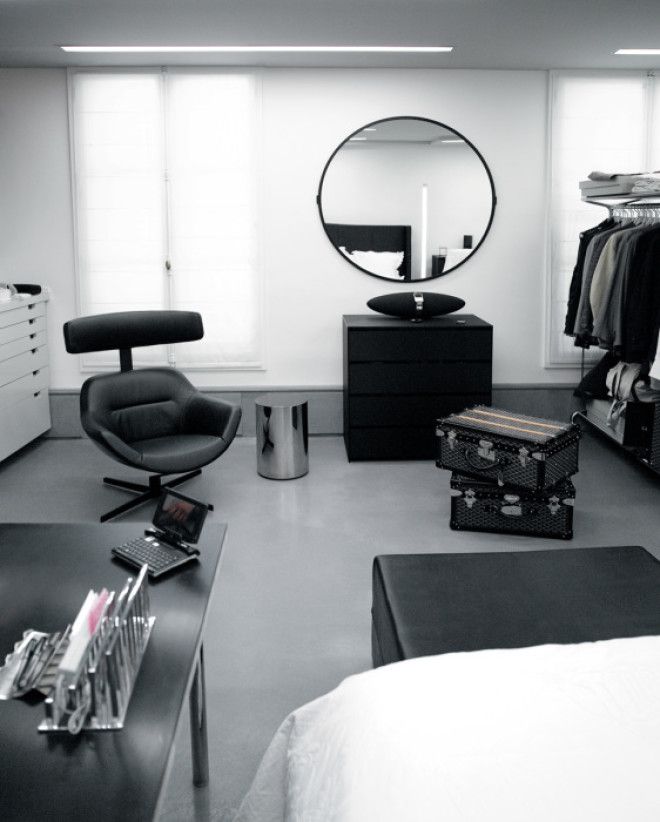 Огромных размеров гардеробная вместила не только костюмы метра но и рабочий стол и кресла квартира Карла Лагерфельда Париж Фото Karl Lagerfeld