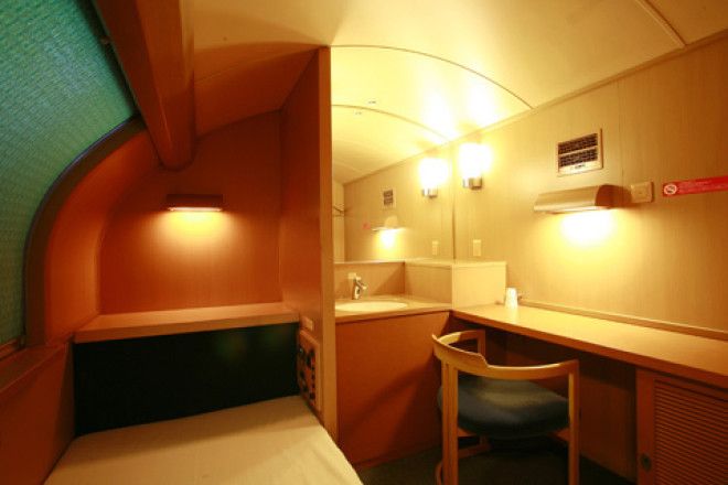 SВ 2019 году по Японии всё ещё колесит уникальный спальный поезд из 70х
