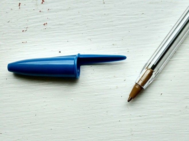 Отверстия в колпачке шариковой ручки сделаны неспроста Фото eonlinelk
