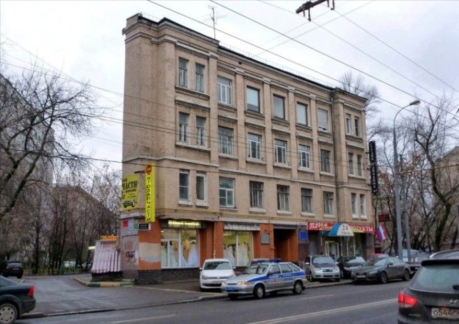 Благодаря созданному декоративному выступу создается иллюзия что за фасадом ничего нет Москва Россия Фото mosprogulkaru