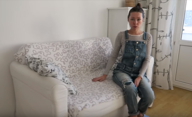 В гостиную девушка купила небольшой раскладывающийся диван и комод Фото youtubecom