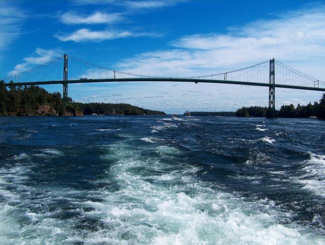 Международный мост Тысячи островов проходит через несколько островов архипелага и соединяет две страны Фото montrealexlivejournalcom