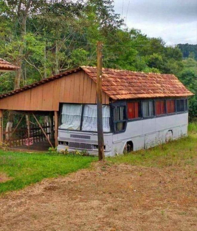 Это как бы гараж для старого автобуса и дом в одном флаконе Фото Daily LOL Pics