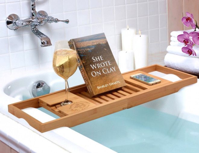 На такой подставке могут уместиться все самые важные предметы для отдыха в ванной Фото outwardboundbermudaorg