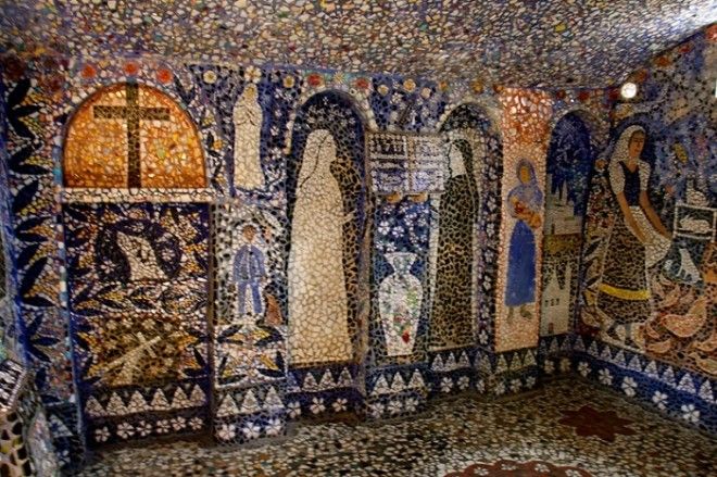 Все стены внутри дома украшены мозаикой.