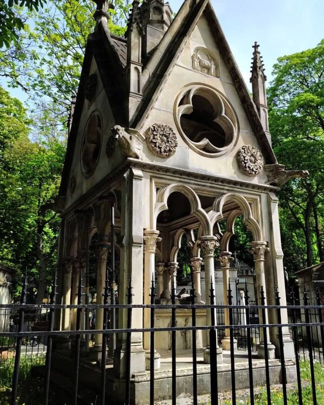 S6 фото кладбища ПерЛашез в Париже где похоронены знаменитости разных эпох
