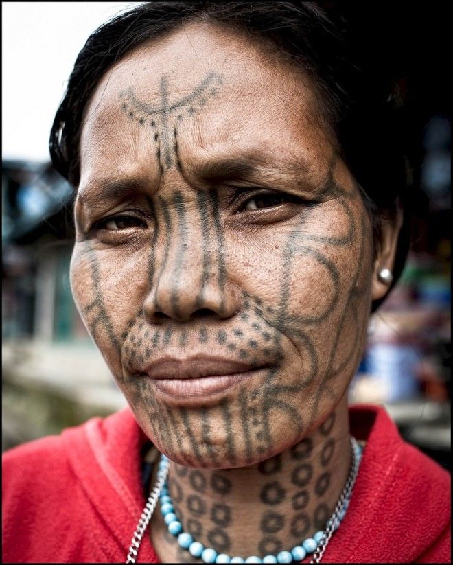 SЗачем женщинам из Бирмы обезобразили лицо татуировками