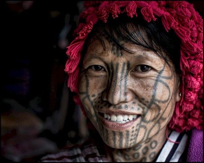 SЗачем женщинам из Бирмы обезобразили лицо татуировками