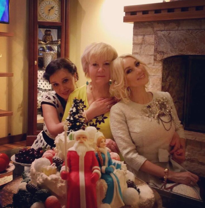 Лера со своей мамой и сестрой в гостиной загородного дома Фото instagramcom