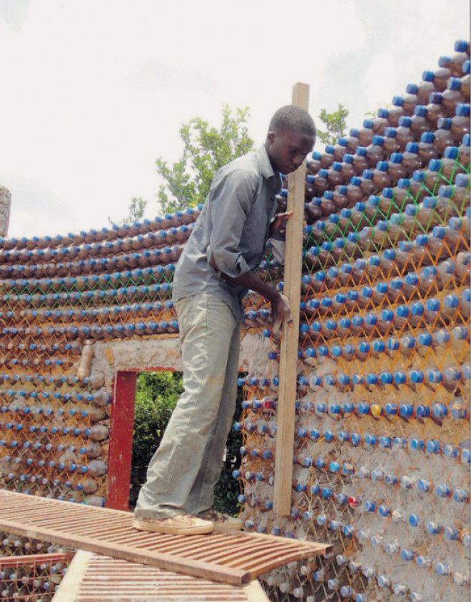 Дом из пластиковых бутылок молодой человек решил делать круглой формы Фото ezermesterhu