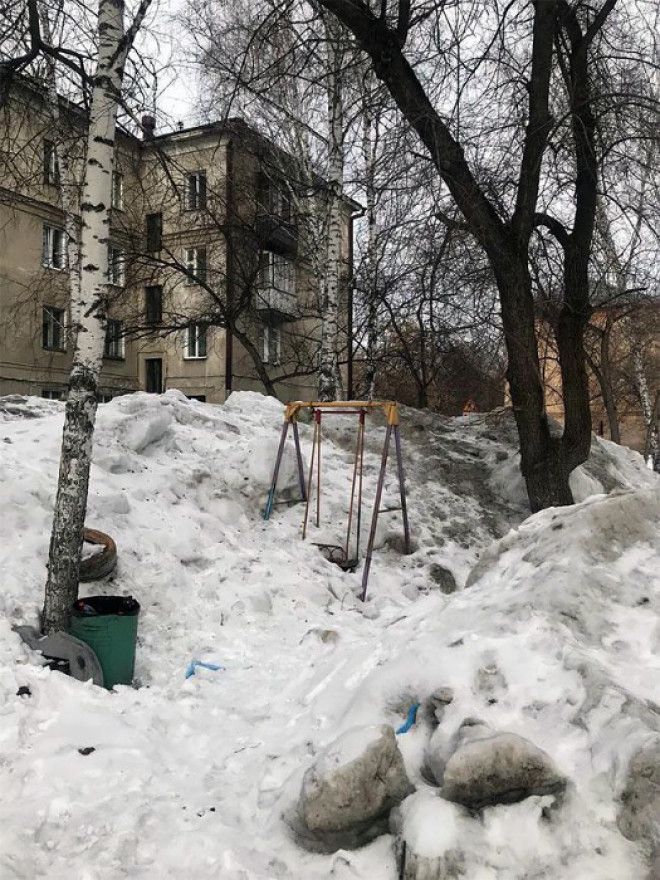 Качели высвобождаются изпод снега Фото ЯПлакалъ