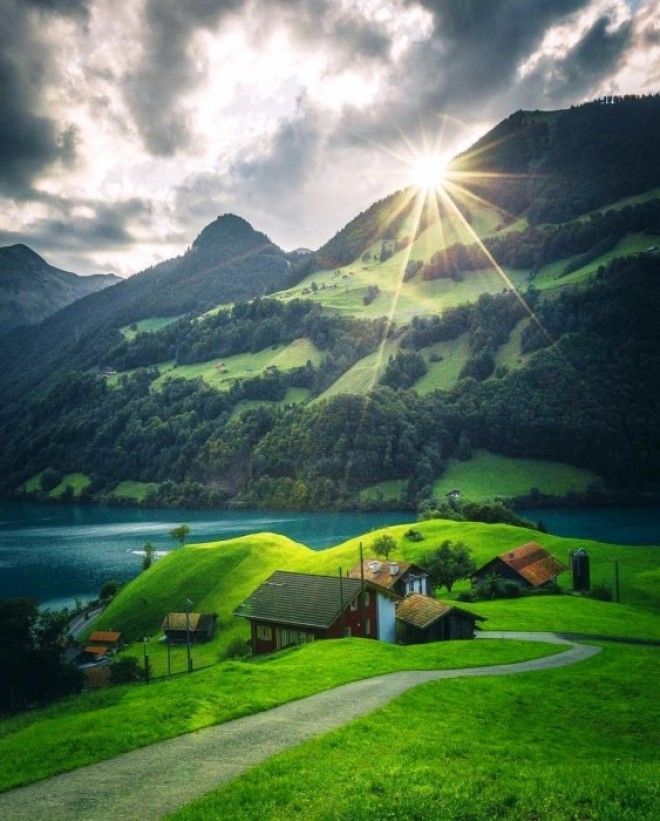 Деревня Альбинен расположена на высоте 1300 метров над уровнем моря на солнечном горном склоне Швейцария Фото newsfinanceua