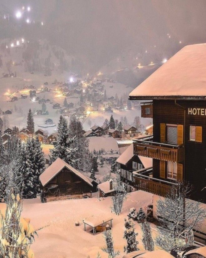 На рождественские праздники и в летние месяцы в деревне всегда много туристов Альбинен Швейцария Фото niceflowerscom