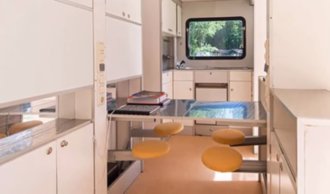 Кухонные столы можно трансформировать в удобное рабочее место или обеденную зону для детей Фото youtubecom Wheelyhouse 