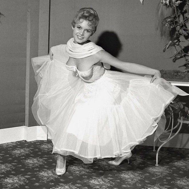 LСамая красивая актриса 20 века эксклюзивные фотографии юной Брижит Бардо