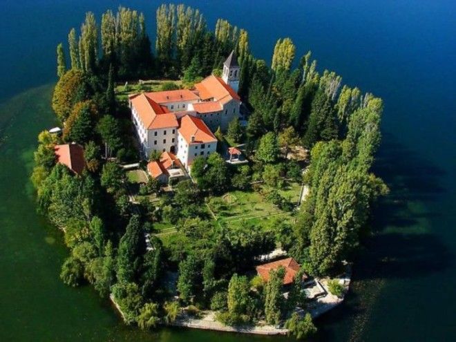 На острове Висовац расположен действующий францисканский монастырь XVII века Хорватия adriaticnewsinfo