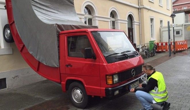 За неправильную парковку была оштрафована скульптура в виде изогнутой машины)))