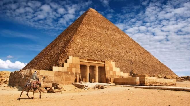 Одно из самых популярных мест на планете. А что находится за Пирамидами?