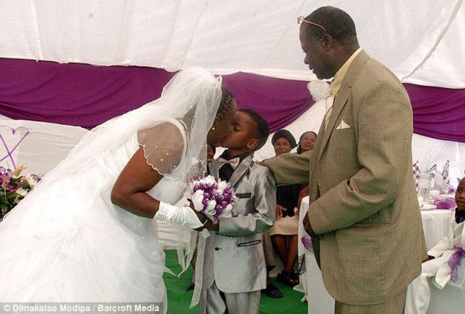 8-летний школьник женился на 61-летней женщине!